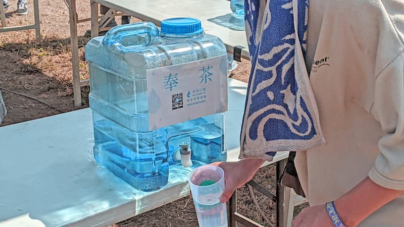 在活動現場提供加水站取代發送瓶裝水。圖片來源：奉茶行動臉書粉專。